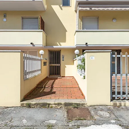 Guesthost - Comfy With Private Parking Near The Beach! Βιαρέτζιο