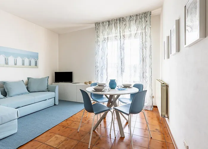 Guesthost - Comfy With Private Parking Near The Beach! Βιαρέτζιο
