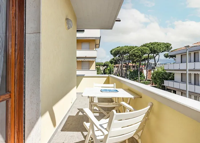 Guesthost - Comfy With Private Parking Near The Beach! Διαμέρισμα *