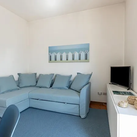 Guesthost - Comfy With Private Parking Near The Beach!