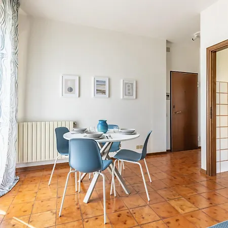 Appartamento Comfy With Private Parking Near The Beach!
