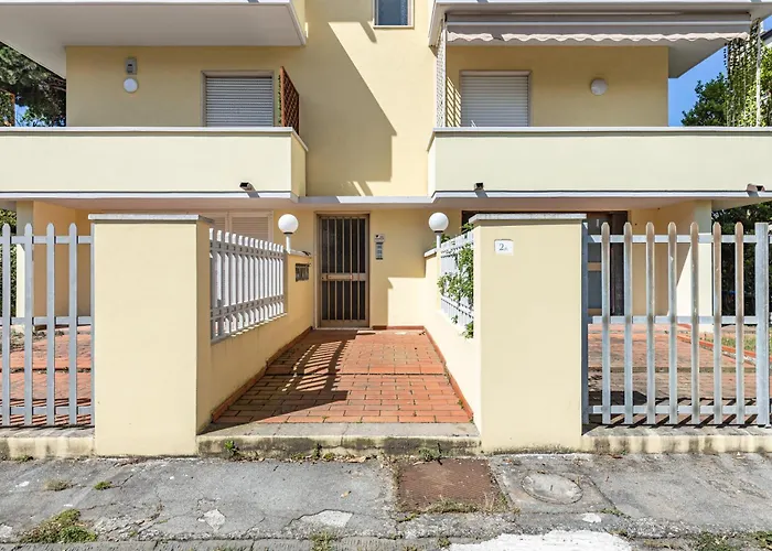 Guesthost - Comfy With Private Parking Near The Beach! Viareggio