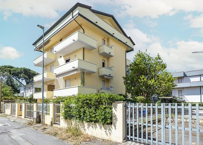 Guesthost - Comfy With Private Parking Near The Beach! Appartement